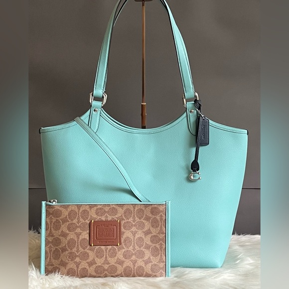 C6337 - Coach Day Tote - Picture 12 of 14